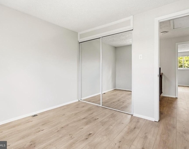 4600 Brentleigh Court - Photo Thumbnail 17