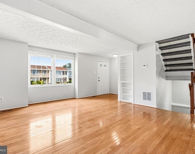 4600 Brentleigh Court - Photo Thumbnail 6