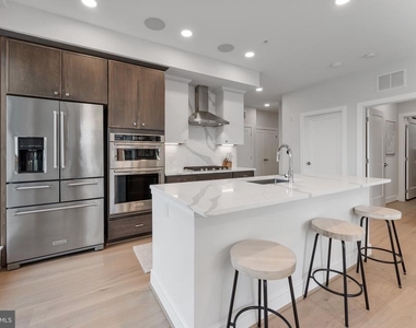 635 Slaters Lane - Photo Thumbnail 7