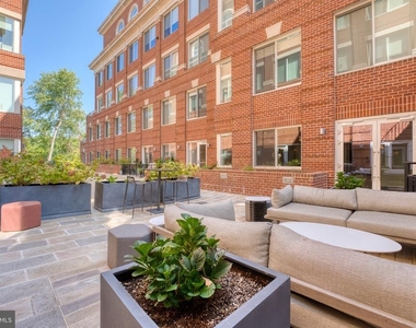 635 Slaters Lane - Photo Thumbnail 38