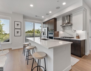 635 Slaters Lane - Photo Thumbnail 6