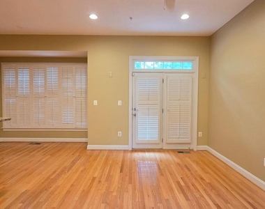 3547 Goddard Way - Photo Thumbnail 5