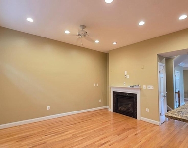 3547 Goddard Way - Photo Thumbnail 4