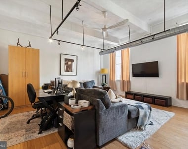 1637 Poplar Street - Photo Thumbnail 2