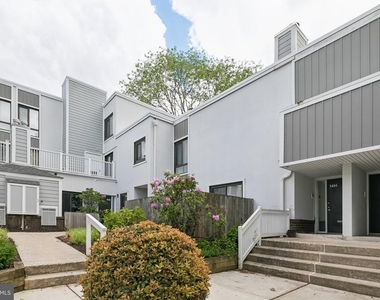 1740 Oakwood Terrace - Photo Thumbnail 27