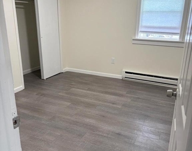 532 N Easton Road - Photo Thumbnail 3