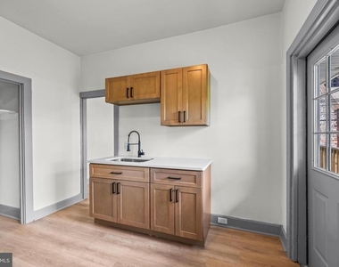 531 Walton Street - Photo Thumbnail 6
