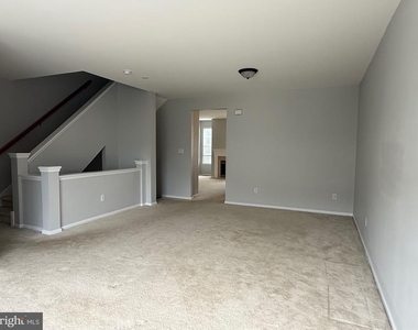 121 Acorn Drive - Photo Thumbnail 7