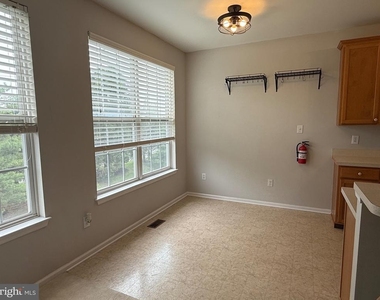 121 Acorn Drive - Photo Thumbnail 10