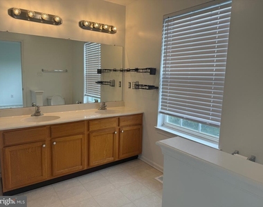 121 Acorn Drive - Photo Thumbnail 3