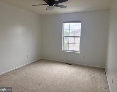 121 Acorn Drive - Photo Thumbnail 2