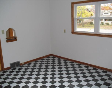 808 Pauline Boulevard - Photo Thumbnail 3