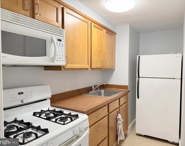128 N Queen Street - Photo Thumbnail 7