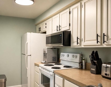 800 Stratford Way - Photo Thumbnail 14