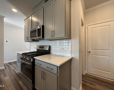 104 Jade Creek Drive - Photo Thumbnail 8