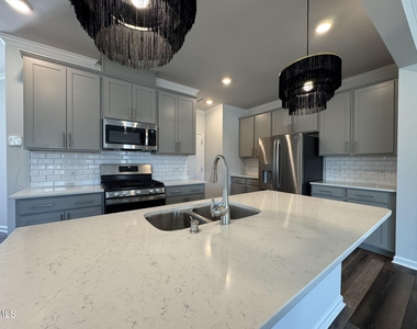 104 Jade Creek Drive - Photo Thumbnail 7