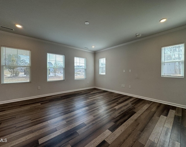 104 Jade Creek Drive - Photo Thumbnail 11