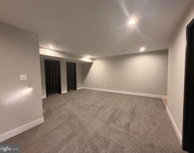 8836 Greenwood Avenue - Photo Thumbnail 22