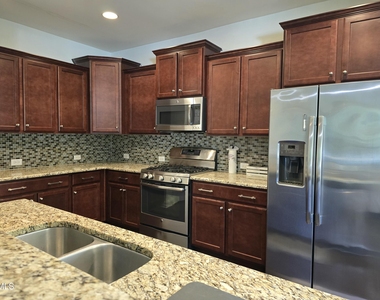 1011 Poplar Street - Photo Thumbnail 7