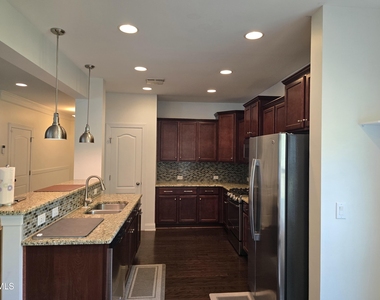 1011 Poplar Street - Photo Thumbnail 6