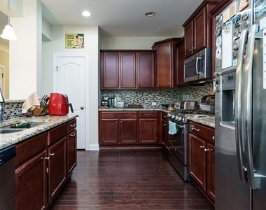 1011 Poplar Street - Photo Thumbnail 6