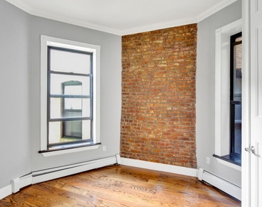 2 Bedrooms | 1 Bathroom | Prime Manhattan Location - Photo Thumbnail 5