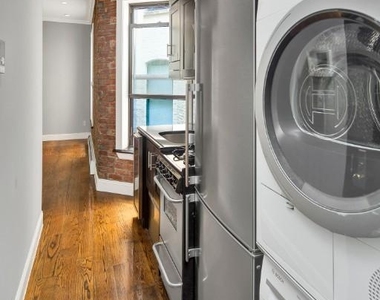 2 Bedrooms | 1 Bathroom | Prime Manhattan Location - Photo Thumbnail 4