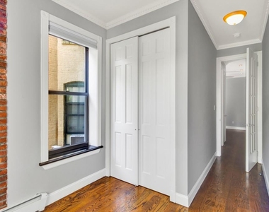 2 Bedrooms | 1 Bathroom | Prime Manhattan Location - Photo Thumbnail 2