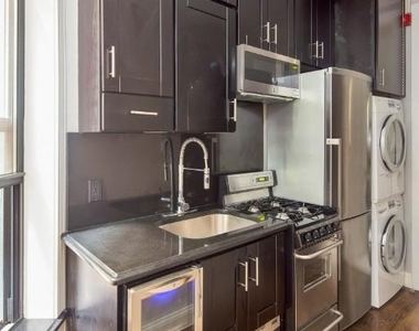 2 Bedrooms | 1 Bathroom | Prime Manhattan Location - Photo Thumbnail 3