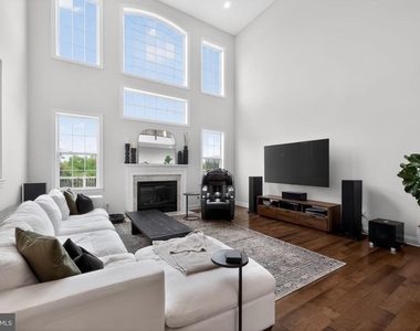 1036 Matthew Way - Photo Thumbnail 9