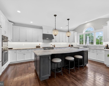 1036 Matthew Way - Photo Thumbnail 8