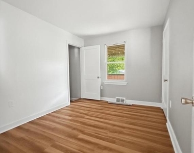 706 S College Avenue - Photo Thumbnail 6