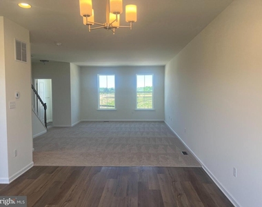 756 Rosler Way - Photo Thumbnail 8