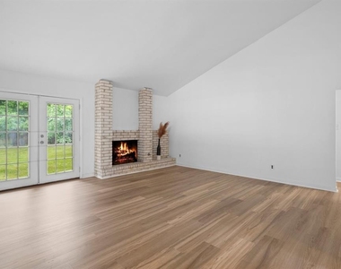 1401 Meadowmear Dr - Photo Thumbnail 9
