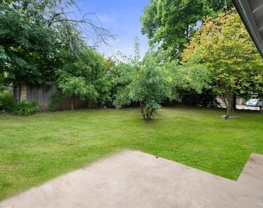 1401 Meadowmear Dr - Photo Thumbnail 5