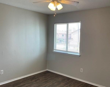 8401 Colony Loop Dr - Photo Thumbnail 13