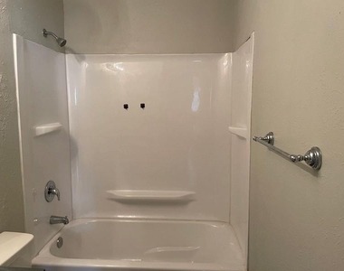 8401 Colony Loop Dr - Photo Thumbnail 7