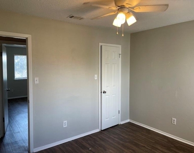 8401 Colony Loop Dr - Photo Thumbnail 10