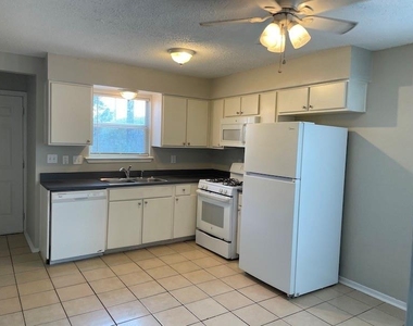 8401 Colony Loop Dr - Photo Thumbnail 2