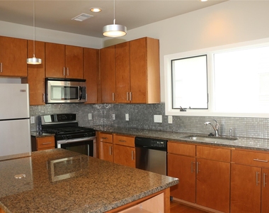 1702 S Lamar Blvd - Photo Thumbnail 3