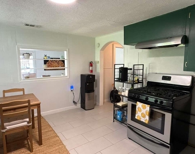 1101 Holly St - Photo Thumbnail 6