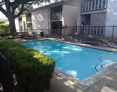 1304 Summit St - Photo Thumbnail 11