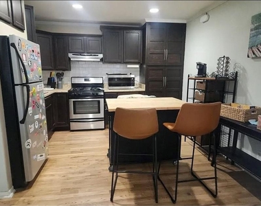 1304 Summit St - Photo Thumbnail 4