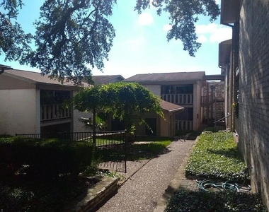 1304 Summit St - Photo Thumbnail 14