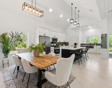 418 Bedford Dr - Photo Thumbnail 7