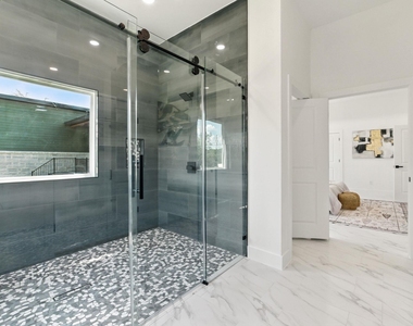 418 Bedford Dr - Photo Thumbnail 16