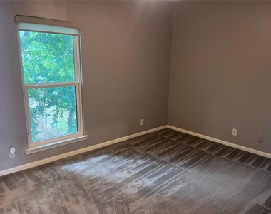 1307 Kinney Ave - Photo Thumbnail 9