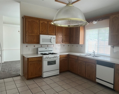 209 Bryce Canyon Dr - Photo Thumbnail 7