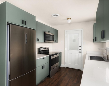 2408 Ventura Dr - Photo Thumbnail 3