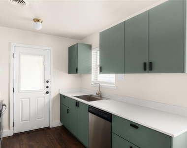 2408 Ventura Dr - Photo Thumbnail 5
